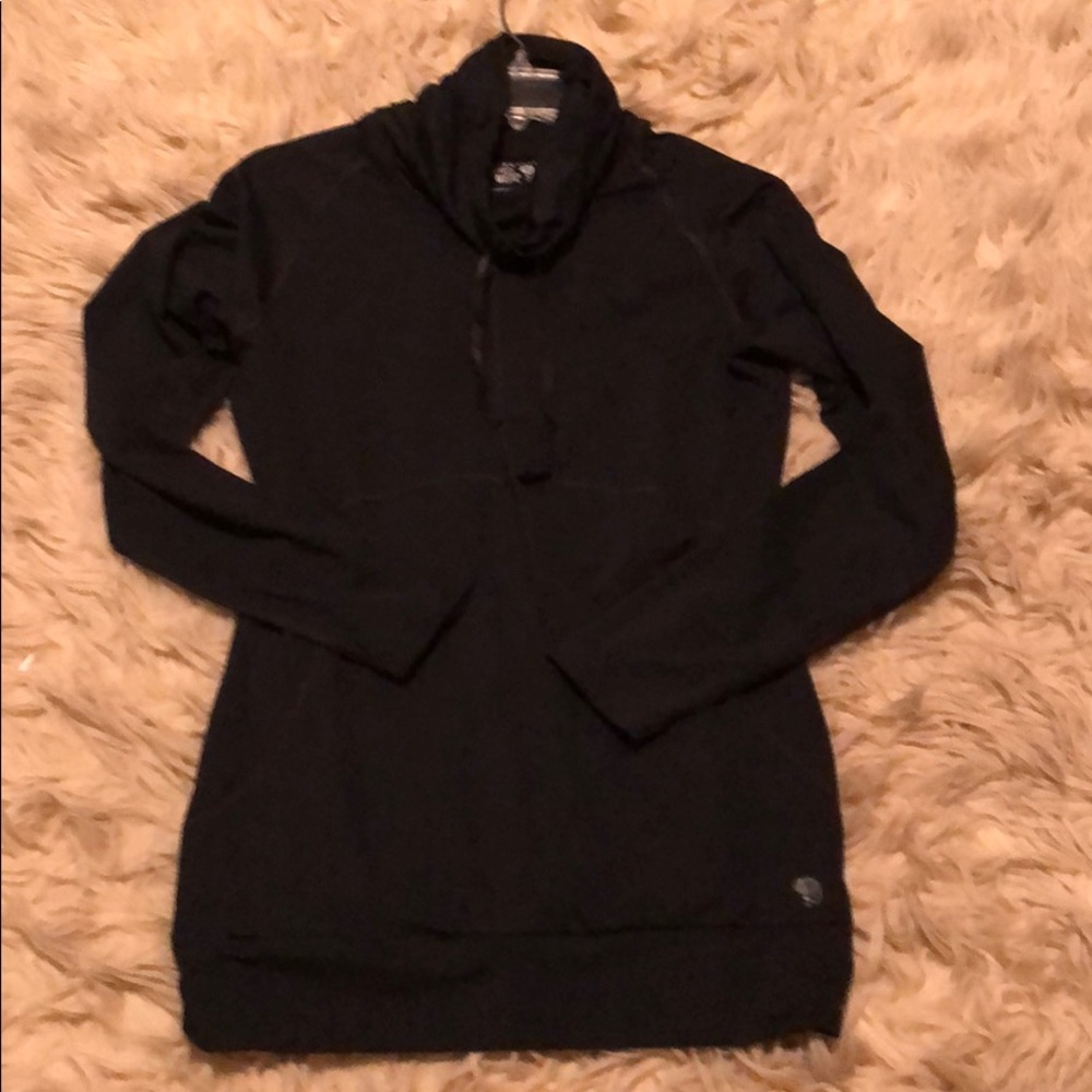 Mountain hardware wicking black base layer. Small
